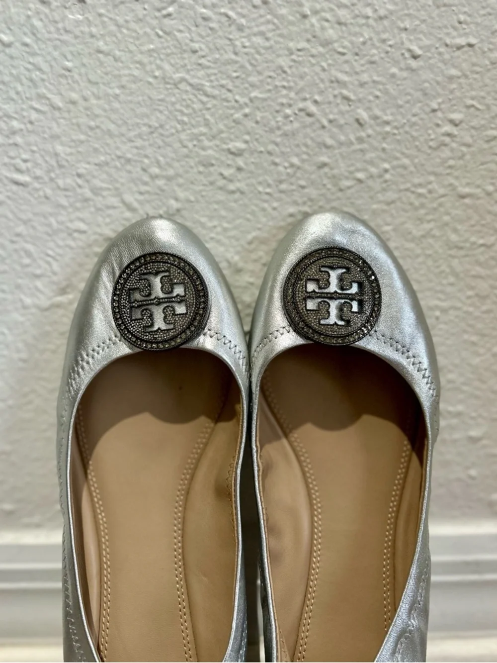 Tory Burch Silver Reva Logo Ballet Flats - Women's 10 - Picture 2 of 3